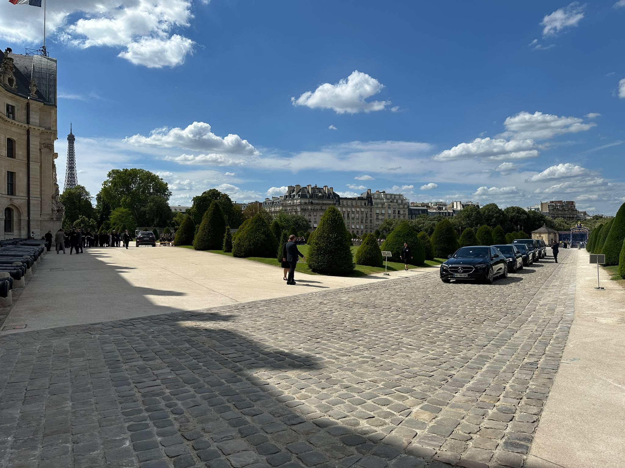 Cour d'honneur du Palais de l'Élysée illuminée de nuit, vue depuis l'habitacle d'une berline Francelimo