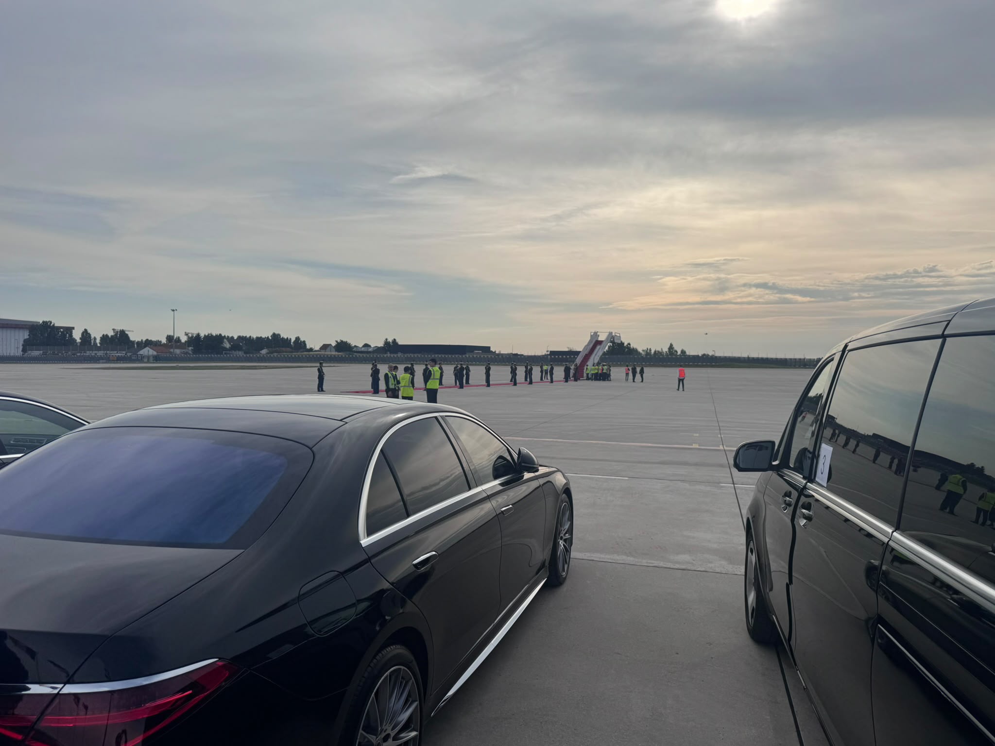 Mercedes Classe V nouvelle génération de la flotte Francelimo, alignées sur le tarmac d'un aéroport