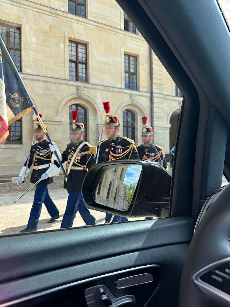 Garde républicaine escortant une délégation officielle, vue depuis une berline Francelimo