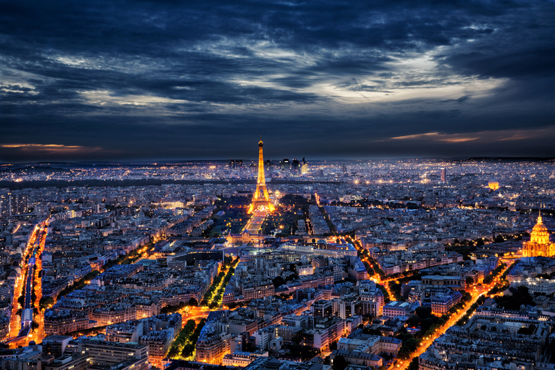 Vue nocturne de la Tour Eiffel et du ciel de Paris illuminé