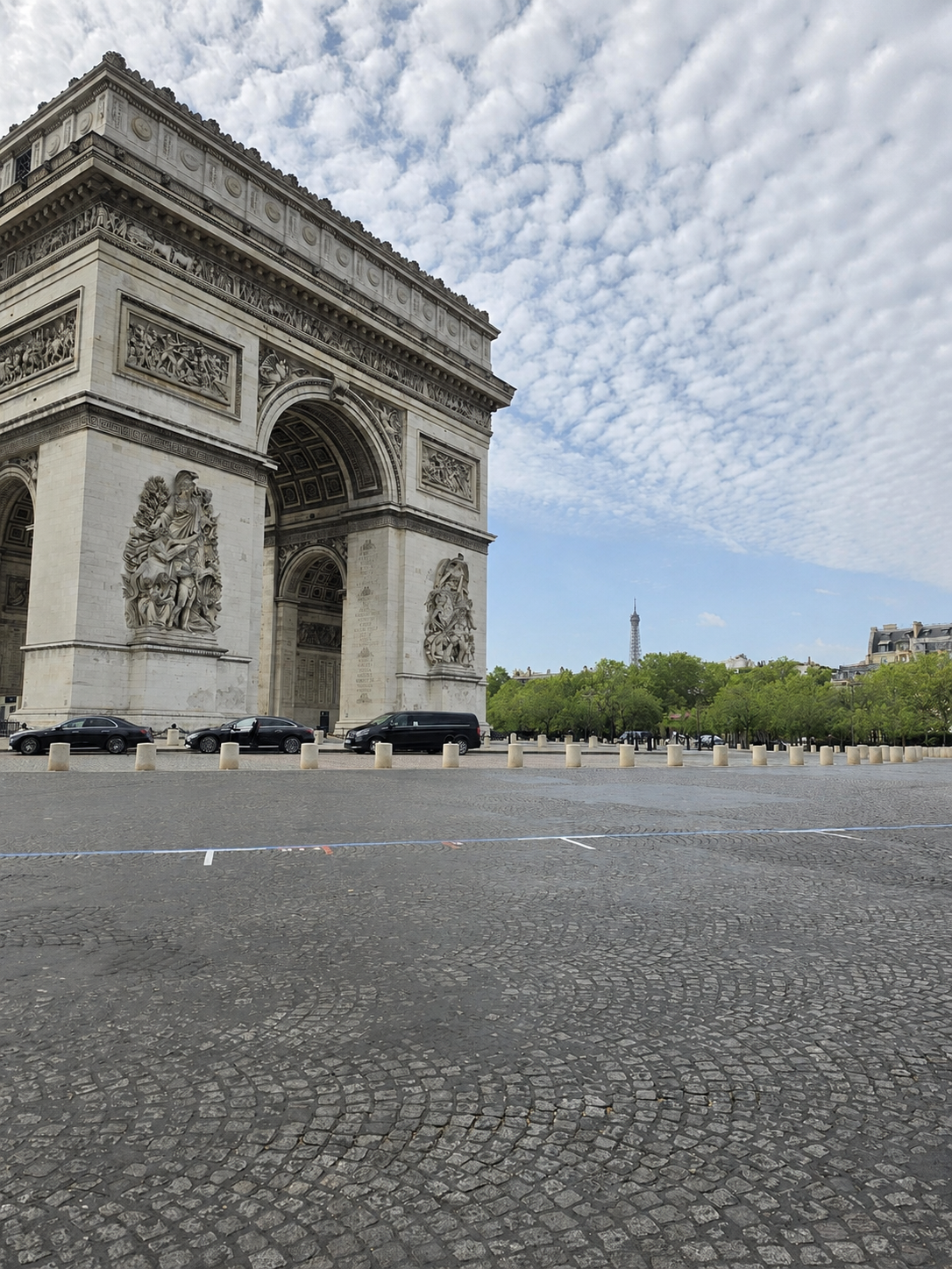 Berlines Francelimo stationnées au pied de l'Arc de Triomphe, Tour Eiffel en arrière-plan